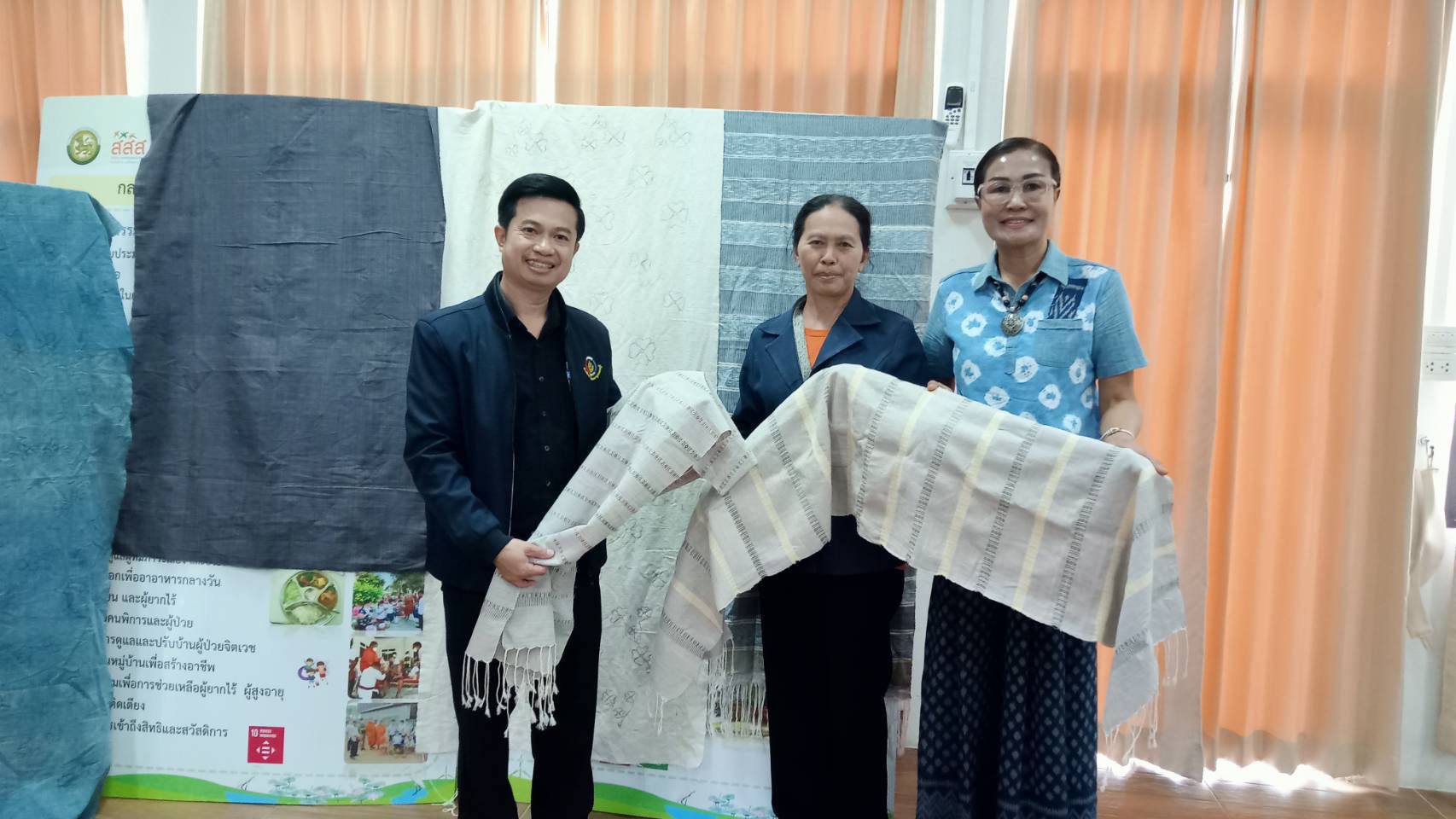 พช.เขื่องใน ร่วมโครงการวิจัยการถ่ายทอดองค์ความรู้ หนุน 5 กลุ่มทอผ้า ยกระดับ "ผ้าฝ้ายทอมือย้อมสีธรรมชาติ" สู่มาตรฐานและอัตลักษณ์สากล