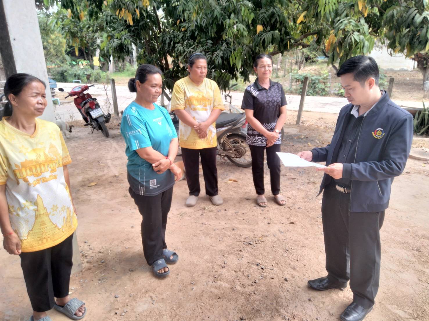 พช.เขื่องใน ลงพื้นที่ติดตามกลุ่มเลี้ยงกระบือเพิ่มรายได้ ตำบลแดงหม้อ หนุนสร้างอาชีพและรายได้แก่สตรีในชุมชน