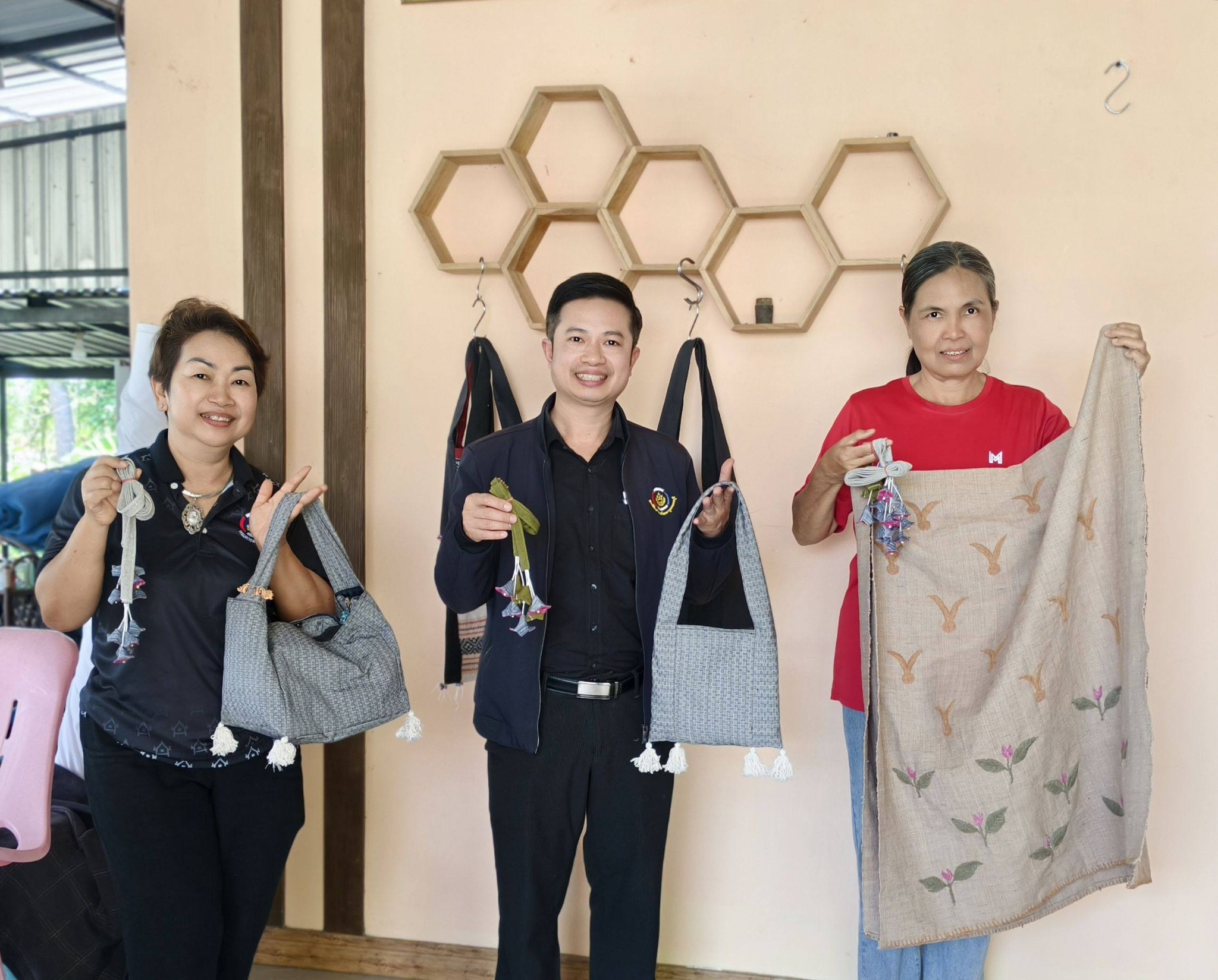 พช.เขื่องใน ลงพื้นที่กลุ่มแปรรูปผลิตภัณฑ์จากผ้าลายขิด เตรียมความพร้อมสู่การคัดสรรสุดยอด OTOP ปี 2569