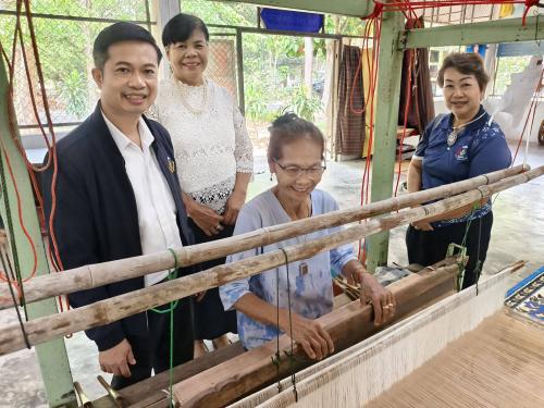 พช.เขื่องใน อำนวยความสะดวกกองถ่ายวิดีทัศน์เทิดพระเกียรติฯ ชู "ศูนย์ศิลปาชีพบ้านยางน้อย" และ "กลุ่มชุปเงินชุปทอง" ต้นแบบหัตถศิลป์ล้ำค่าสินค้า OTOP ระดับ 5 ดาว