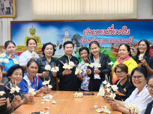 พช.เขื่องใน นำทีมวิทยากร พร้อมภาคีเครือข่าย ร่วมโครงการประดิษฐ์ดอกไม้จันทน์พระราชทาน เนื่องใน งานพระราชพิธีถวายพระเพลิงพระบรมศพ สมเด็จพระนางเจ้าสิริกิติ์ พระบรมราชินีนาถ พระบรมราชชนนีพันปีหลวง